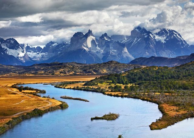 Chile - 4000 km langt og 190 km bredt, med smukke saltsøer, spruttende gejsere og levn fra gamle, indianske kulturer, frugtbare dale og vingårde, smukke kystlinjer, dramatiske bjergtoppe og snedækkede vulkaner samt enorme øde vidder.